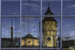Spiegelung im Fenster der Badner Halle