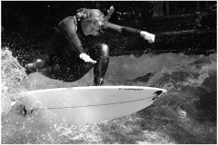 Surfer am Eisbach in München